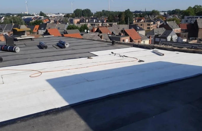 Plat dak met nieuwe dakdichting in uitvoering